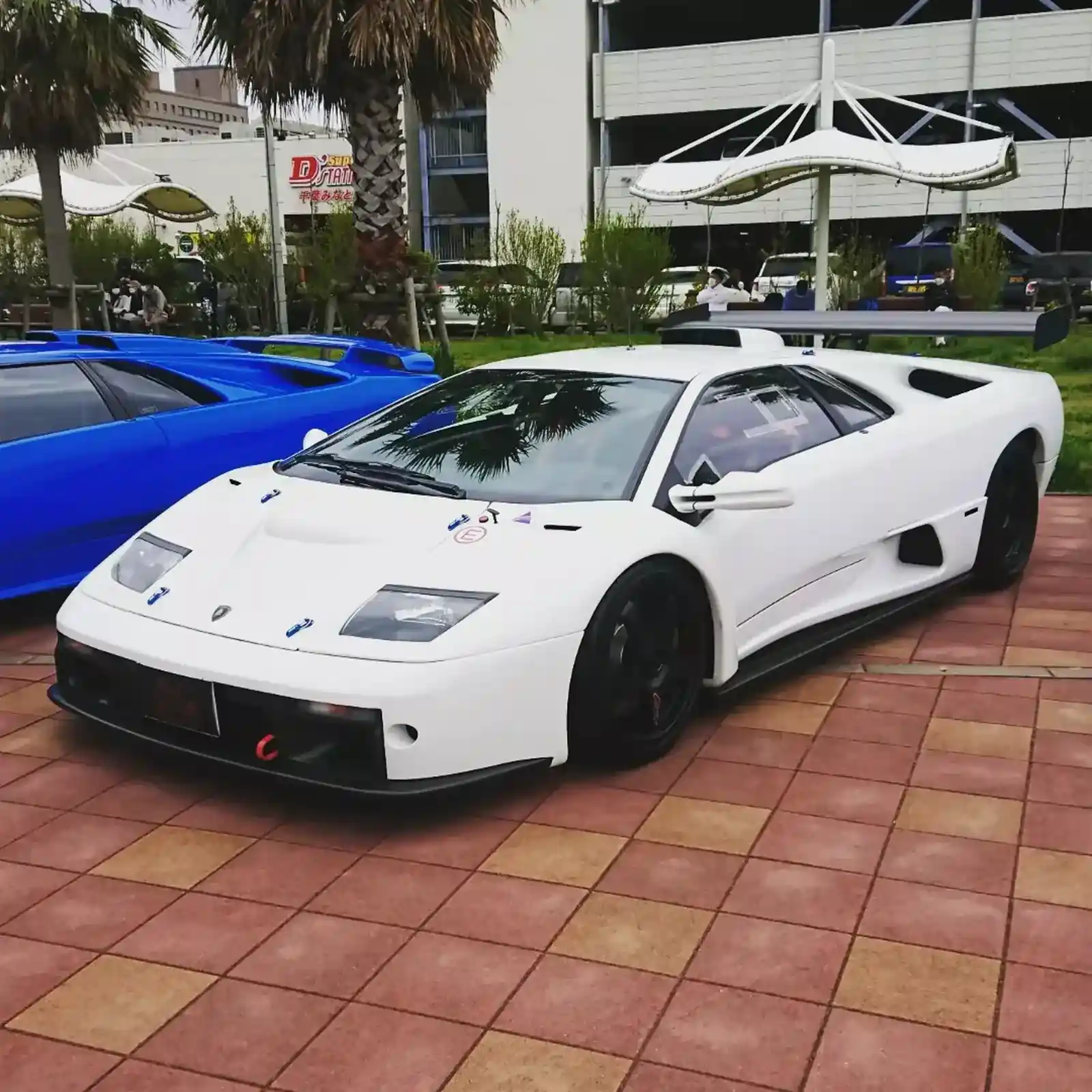 Lamborghini Diablo Lamborghini Diablo tyre service in dubai